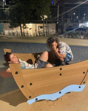 Giulia Bersani Instagram - Dato che non lo avevo ancora fatto, volevo condividere alcuni momenti del Rimini comics!
Principalmente del primo giorno, dal momento che me lo sono fatta completamente in after!
Partiamo verso le 18:00 dopo una lunga giornata di lavoro, lungo la strada incontriamo almeno 5 lavori in corso che ci rallentano il viaggio di tre ore.
Arriviamo a Rimini alle 4 di notte e a quel punto decidiamo di aspettare gli altri che sarebbero arrivati a breve.
A breve il cazzo, perché quando arrivano iniziano a vedersi le prime luci dell’alba.
E che fai… Non vai in spiaggia a vederti l’alba già che sei sveglio e vestito?
E quindi ci becchiamo questo meraviglioso spettacolo, un’indimenticabile immersione in KH!
Ovviamente abbiamo dormito molto scomodamente in spiaggia rendendoci conto di quanto bruciasse il sole quando era troppo tardi.

Time to pappa! Sotto casa mia hanno aperto un sacco di localini meravigliosi, ce ne è uno un viale oliveti che fa sto polpoburgher che è la fine del mondo!
Quindi ci abbuffiamo, pennichella e verso le 18:00 andiamo in fiera! 

Io e Ivan decidiamo di prendere i roller! Non una buona idea all’andata, ma al ritorno son stati comodissimi quando gli autobus non andavano! E niente… Tana dell’elfo e abbiamo iniziato a bere!

Mi sono di nuovo fatta male al culo cadendo da tipo tre cm… 🥲
Ero troppo stanca quel giorno per ricordarmi altro…  Ah questo era solo il primo giorno.

Credo che l’ultima foto la riutilizzerò perché descrive appieno il mood di questa fiera!
Assieme all’ECCESSIVO CALDO!
Ringrazio @_ivan_scotti_  per ‘ste foto incredibili è riuscito a rendermi una Dea… 😨

#riminicomics #criminicomics #rimini #summer2023 #riminicomics2023 #rollerblades #alba #alcool