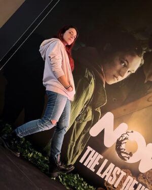 Giulia Bersani Instagram - Il finale di stagione di The Last of Us è alle porte… E per l’evento Now ha organizzato un escape room a tema davvero carino!
E li ringrazio davvero tanto per avermi dato la possibilità di provarlo assieme ai miei amici!
Molto carino, purtroppo molto breve, siamo riusciti ad uscire integri ma avrei voluto avere più tempo per le varie prove . Questo per dire quanto sia effettivamente stato carino!

Ora non posso che attendere con ansia l’ultimo episodio di quella che boh è diventata senza dubbio una delle mie serie preferite!
Non pensavo l’avrei mai detto dopo il terzo episodio… Ma ogni episodio è più bello del precedente… Ora non saprei manco dire quale tra quelli usciti sia il mio preferito, perché li ho trovati tutti incredibili…
Mi aspetto molto dall’ultimo, quindi mi metto comoda e aspetto domani!
Mi auguro che anche voi li stiate guardando perché in caso contrario vi state perdendo un vero capolavoro!
#thelastofus #questoènow #finaledistagione #escaperoom #tlou