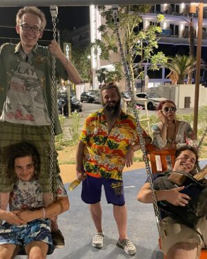 Giulia Bersani Instagram - Dato che non lo avevo ancora fatto, volevo condividere alcuni momenti del Rimini comics!
Principalmente del primo giorno, dal momento che me lo sono fatta completamente in after!
Partiamo verso le 18:00 dopo una lunga giornata di lavoro, lungo la strada incontriamo almeno 5 lavori in corso che ci rallentano il viaggio di tre ore.
Arriviamo a Rimini alle 4 di notte e a quel punto decidiamo di aspettare gli altri che sarebbero arrivati a breve.
A breve il cazzo, perché quando arrivano iniziano a vedersi le prime luci dell’alba.
E che fai… Non vai in spiaggia a vederti l’alba già che sei sveglio e vestito?
E quindi ci becchiamo questo meraviglioso spettacolo, un’indimenticabile immersione in KH!
Ovviamente abbiamo dormito molto scomodamente in spiaggia rendendoci conto di quanto bruciasse il sole quando era troppo tardi.

Time to pappa! Sotto casa mia hanno aperto un sacco di localini meravigliosi, ce ne è uno un viale oliveti che fa sto polpoburgher che è la fine del mondo!
Quindi ci abbuffiamo, pennichella e verso le 18:00 andiamo in fiera! 

Io e Ivan decidiamo di prendere i roller! Non una buona idea all’andata, ma al ritorno son stati comodissimi quando gli autobus non andavano! E niente… Tana dell’elfo e abbiamo iniziato a bere!

Mi sono di nuovo fatta male al culo cadendo da tipo tre cm… 🥲
Ero troppo stanca quel giorno per ricordarmi altro…  Ah questo era solo il primo giorno.

Credo che l’ultima foto la riutilizzerò perché descrive appieno il mood di questa fiera!
Assieme all’ECCESSIVO CALDO!
Ringrazio @_ivan_scotti_  per ‘ste foto incredibili è riuscito a rendermi una Dea… 😨

#riminicomics #criminicomics #rimini #summer2023 #riminicomics2023 #rollerblades #alba #alcool