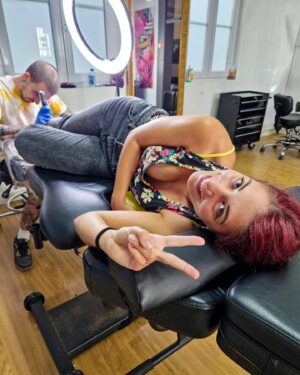 Giulia Bersani Instagram - Concludo dopo un mese la serie di fotine riguardanti la vacanza a Lisbona.
Per renderla del tutto perfetta io e l’odiosa abbiamo deciso di farci un tatuaggino prima di partire!
Ci stavamo pensando da un sacco di tempo ma non abbiamo mai avuto la possibilità di farlo, soprattutto di essere insieme!
E dato che avevamo tre ore di buco prima di partire abbiamo cercato il primo tatuatore aperto disponibile! Ed ecco fatto! Avevo un’ansia incredibile avendo sia la fobia del sangue che degli aghi, e fino a quando l’odiosa non mi ha trascinata non mi sono mai azzardata!
Ma è stato bellissimo sapere che non mi ha dato nessun problema! Ora finalmente posso riempirmi come ho sempre desiderato! ❤️
Bisogna solo trovare il tempo… E organizzarsi…
Ah abbiamo fatto una medusina perché siamo andate all’acquario e ci sono piaciute tanto. Siamo persone estremamente semplici! u.u 
Adesso qualcosa di piccolo per provare, domani qualcosa di figo! 😍 
Comunque ci siamo portate a casa un souvenir indimenticabile!

Qual è stato il vostro primo tatuaggio? Son curiosissima!

#tattoo #lisbona  #lisboa🇵🇹