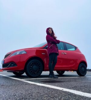 Giulia Bersani Instagram - Non pensavo questo giorno sarebbe mai arrivato, invece è successo:
Ho fatto il grande passo e ho finalmente acquistato un auto. 
Non pensavo a Milano ne avrei mai avuto bisogno, invece è di una comodità assurda… Non dover più prendere i mezzi pubblici e ammalarsi per gli sbalzi di temperatura e le persone che ti tossiscono a 2 cm dalla faccia senza manco mettersi la mano davanti alla bocca essendosi ormai abituate alla mascherina…
Non prendersi più l’acqua in monopattino… NON DOVER PIÙ DIPENDERE DA NESSUNO… Credo ne valga la pena… 
Certo ha tantissimi contro, e uno di questi è il prezzo… Ma credo riuscirò a sfruttarla al meglio.
Adesso non ho più scuse né per la falesia né per le gite fuori porta.
Desideravo poter finalmente alzarmi dal letto la mattina, decidere un posto in cui andare ed effettivamente andarci senza dover controllare gli orari del treno! Insomma che bella l’indipendenza!
Appunto ieri mi sono alzata, ho visto che fuori pioveva e me ne sono andata a fare un giro al centro commerciale…
Ovviamente è già sporca lercia perché ieri ha piovuto sabbia…
Ora ho soltanto l’ansia di parcheggiarla da qualche parte e trovarmici i cazzi incisi sulla portiera…
Quanto tempo le diamo?
#car  #newcar #lanciaypsilon #lanciaypsilonhybrid #red