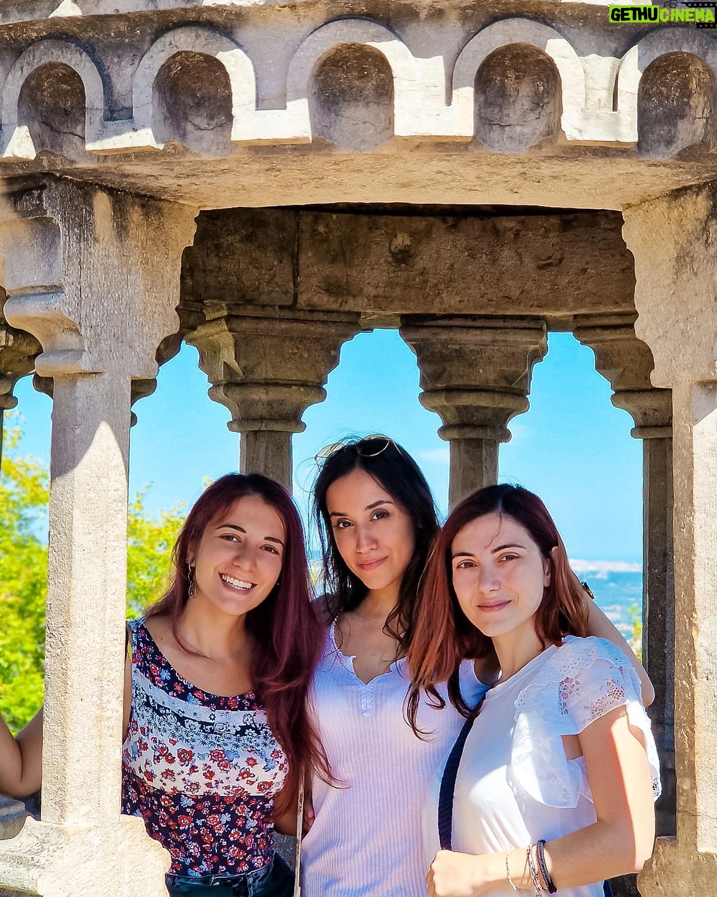Giulia Bersani - 2.7K Likes - Ok, ho trovato 10 minuti per poter continuare la narrazione della mia vacanza a Lisbona.
Non ricordo più a che giorno siamo, credo il quarto ed ultimo… 🥲
A parte che il signore che ci ha fatto questa prima foto è stato bravissimo.
Comunque, ci troviamo a Sintra, a non troppi minuti da Lisbona.
(Ho passato il viaggio in treno a giocare a Pokémon go, quindi ho perso#sintra totalmente la cognizione del tempo.) Quando arriviamo a Sintra scopriamo che altro che paesello coi castelli sperduti, l’autobus, per arrivare a monte leuro. QUINDICI EURO PER FARE 4 KM (in salita) che al ritorno abbiamo con piacere skippato andando a piedi. (I miei polpacci il giorno dopo hanno sofferto, mi facevano così male che il tatuaggio neanche l’ho sentito.)
Comunque fanculo all’autobus abbiamo preso una di quelle macchinine di cui adesso mi sfugge il nome, a guidarci è stata una signora troppo stilosa che ci ha praticamente fatto da guida turistica. Grazie a lei non solo non ci siamo perse ma abbiamo scoperto un botto di robe! ❤️
Abbiamo comunque fatto una immensa salita per arrivare alla prima tappa: il castello di Sintra. MERAVIGLIOSO! completamente alla cazzo di cane! Colori a caso, architetture a caso… L’ho amato! Nella foto numero 5 volevo ricordare il fatto che all’entrata del castello c’era scritto ‘generose raffiche di vento’ NO, raga vi giuro che se ti sporgevi un attimo volavi di sotto!
Visto il castello semplicemente dall’esterno, (perché la signora ci ha detto che se siamo abituate ai castelli in Italia non ne vale la pena) abbiamo cambiato castello, e siamo andate al palazzo della pena, dove abbiamo visitato il giardino e il pozzo massonico. Altra bellissima tappa! ❤️
Sintra da visitare è un botto costosa, la salita è costata 20€, l’entrata al parco altri 15€ e l’entrata all’altro parco altri 15€ e non siamo entrate nei vari castelli, né abbiamo preso l’autobus a scendere. Considerando che abbiamo pagato 46€ di Lisbona card che decandata l’entrata gratuita in un botto di posti… Direi che siamo state scammate… Ma Sintra è sicuramente da visitare!
#portugal🇵🇹 #palaciodepena #sintra
