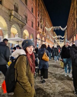 Giulia Bersani Instagram - Oh regà che belle le luci… I colori… I sassi… Questo mood natalizio è pazzesko…
Tutto bellissimo! Soprattutto i mercatini di Natale della gente del Dams che non ce l’ha fatta! Cit. Odiosa. 

Settimana scorsa son tornata a casa per fare un pranzetto di Natale assieme agli amichetti, nel ristorante col servizio peggiore abbia mai visto~ 
Raga bella l’Emilia, si mangia benissimo, ma non andate mai in centro a Bologna se volete mangiare bene! 😂
E voi? Qual è la vostra cosa preferita del Natale oltre al desiderio di chiudervi in casa e non vedere nessuno fino alla fine delle feste?

E anche voi fate pranzo o cena di Natale assieme ai vostri amici prima di fracassarvi i cogl- cioè, passare le feste in famiglia? 🙄 

#bologna #natale #christmas