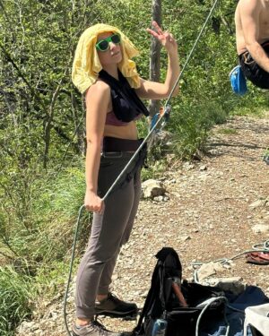 Giulia Bersani Instagram - Sfasciodevasto ad arrampicare.
Il weekend scorso siamo stati molto fortunati ad aver preso un tempo così bello per andare in falesia, prima uscita di spero numerose altre dell’anno!
Finalmente il tempo inizia a farsi bello, le giornate sono più lunghe e fa più caldino!
Poi settimana scorsa era praticamente estate e le zone d’ombra erano pochissime! 🙄
In ogni caso questo è il periodo migliore per fare cose!
#climbing #montagna #scalare