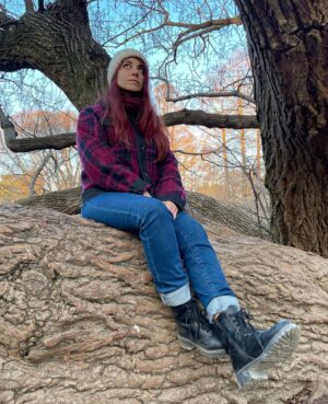Giulia Bersani Instagram - ‘Sguardo alto in cerca della prossima inculata… Potrebbe nascondersi sugli alberi 👀’ Tra una roba e l’altra ho realizzato che ultimamente non sto più uscendo, non sto più facendo cose, quelle che faccio son sempre le stesse… Insomma sto vivendo un periodo piuttosto piatto.
Spero che da settimana prossima questo stato potrà cambiare con l’arrivo della nuova bambina…
Ma soprattutto con le giornate un po’ più calde.
È abbastanza problematico ritrovarsi a metà Febbraio con 15 gradi… Ma che belle le giornate di sole, quelle che ti fanno venir voglia di uscire di casa a prescindere dalla meta!
Mi ero ripromessa con l’anno nuovo di riprendere alcune attività… Ma è già passato un mese e mezzo e sto ancora tardando. Devo tornare presto in quello splendido stato mentale in cui devo FARE FARE FARE.
Spero in questa settimana di salute di accumulare un po’ di vibes positive da poter spendere almeno nei weekend!
#parcosempionemilano #milano #guardandoluniverso #fotorandom