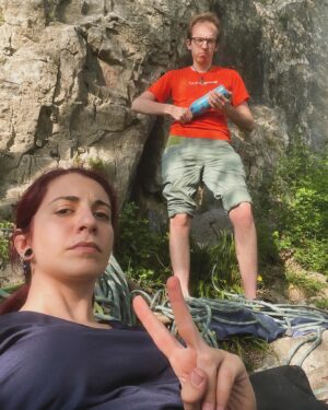 Giulia Bersani Instagram - Sfasciodevasto ad arrampicare.
Il weekend scorso siamo stati molto fortunati ad aver preso un tempo così bello per andare in falesia, prima uscita di spero numerose altre dell’anno!
Finalmente il tempo inizia a farsi bello, le giornate sono più lunghe e fa più caldino!
Poi settimana scorsa era praticamente estate e le zone d’ombra erano pochissime! 🙄
In ogni caso questo è il periodo migliore per fare cose!
#climbing #montagna #scalare
