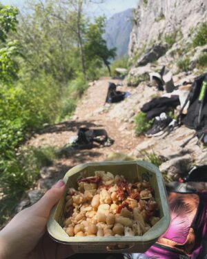 Giulia Bersani Instagram - Sfasciodevasto ad arrampicare.
Il weekend scorso siamo stati molto fortunati ad aver preso un tempo così bello per andare in falesia, prima uscita di spero numerose altre dell’anno!
Finalmente il tempo inizia a farsi bello, le giornate sono più lunghe e fa più caldino!
Poi settimana scorsa era praticamente estate e le zone d’ombra erano pochissime! 🙄
In ogni caso questo è il periodo migliore per fare cose!
#climbing #montagna #scalare