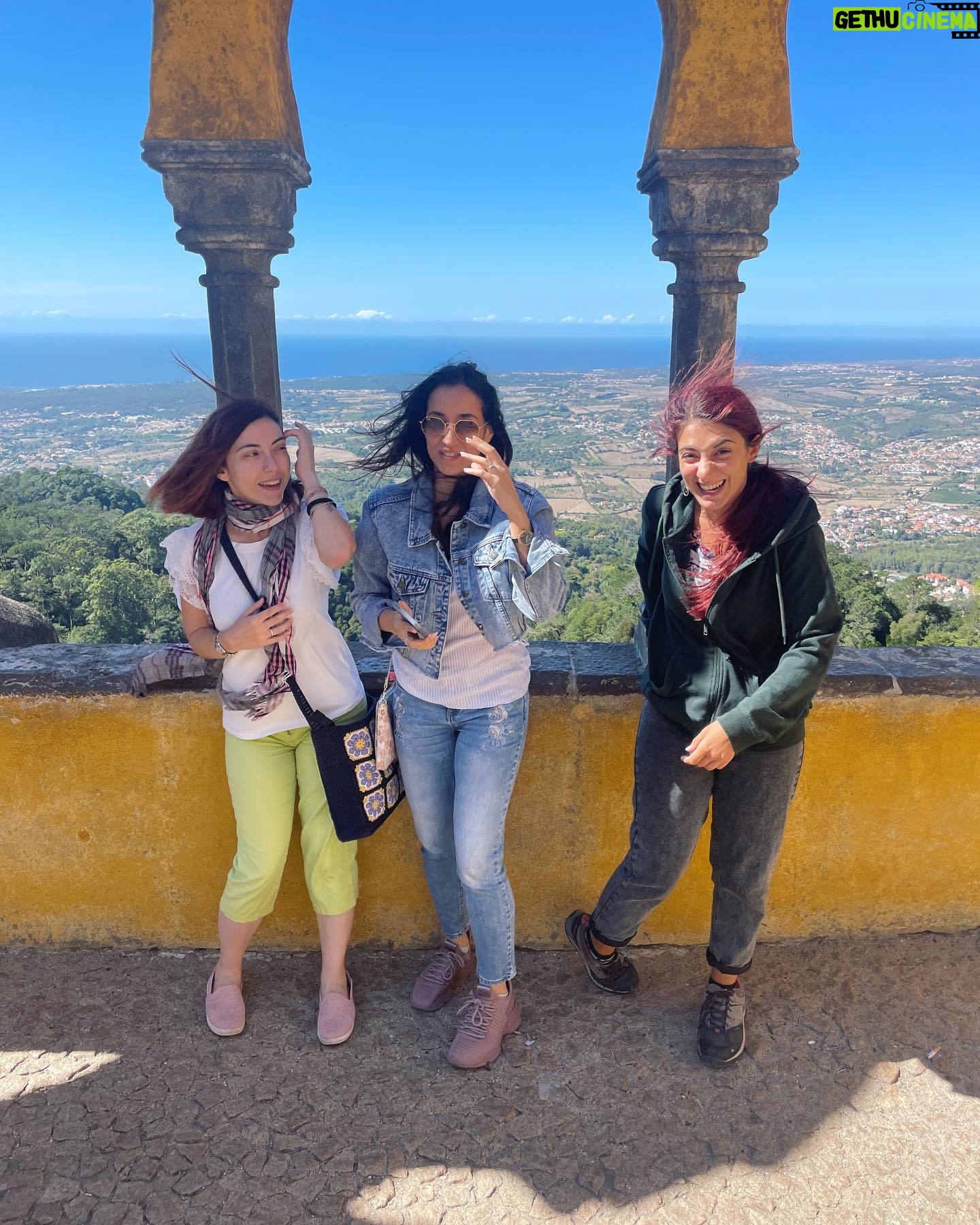 Giulia Bersani - 2.7K Likes - Ok, ho trovato 10 minuti per poter continuare la narrazione della mia vacanza a Lisbona.
Non ricordo più a che giorno siamo, credo il quarto ed ultimo… 🥲
A parte che il signore che ci ha fatto questa prima foto è stato bravissimo.
Comunque, ci troviamo a Sintra, a non troppi minuti da Lisbona.
(Ho passato il viaggio in treno a giocare a Pokémon go, quindi ho perso#sintra totalmente la cognizione del tempo.) Quando arriviamo a Sintra scopriamo che altro che paesello coi castelli sperduti, l’autobus, per arrivare a monte leuro. QUINDICI EURO PER FARE 4 KM (in salita) che al ritorno abbiamo con piacere skippato andando a piedi. (I miei polpacci il giorno dopo hanno sofferto, mi facevano così male che il tatuaggio neanche l’ho sentito.)
Comunque fanculo all’autobus abbiamo preso una di quelle macchinine di cui adesso mi sfugge il nome, a guidarci è stata una signora troppo stilosa che ci ha praticamente fatto da guida turistica. Grazie a lei non solo non ci siamo perse ma abbiamo scoperto un botto di robe! ❤️
Abbiamo comunque fatto una immensa salita per arrivare alla prima tappa: il castello di Sintra. MERAVIGLIOSO! completamente alla cazzo di cane! Colori a caso, architetture a caso… L’ho amato! Nella foto numero 5 volevo ricordare il fatto che all’entrata del castello c’era scritto ‘generose raffiche di vento’ NO, raga vi giuro che se ti sporgevi un attimo volavi di sotto!
Visto il castello semplicemente dall’esterno, (perché la signora ci ha detto che se siamo abituate ai castelli in Italia non ne vale la pena) abbiamo cambiato castello, e siamo andate al palazzo della pena, dove abbiamo visitato il giardino e il pozzo massonico. Altra bellissima tappa! ❤️
Sintra da visitare è un botto costosa, la salita è costata 20€, l’entrata al parco altri 15€ e l’entrata all’altro parco altri 15€ e non siamo entrate nei vari castelli, né abbiamo preso l’autobus a scendere. Considerando che abbiamo pagato 46€ di Lisbona card che decandata l’entrata gratuita in un botto di posti… Direi che siamo state scammate… Ma Sintra è sicuramente da visitare!
#portugal🇵🇹 #palaciodepena #sintra
