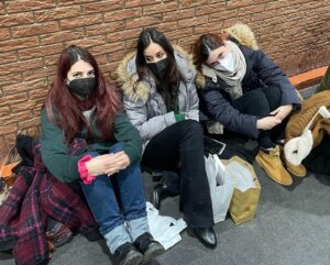 Giulia Bersani Instagram - Comunque a Novegro ho visto un mega gruppone di Furry, non ne avevo mai visti tanti tutti insieme, mi hanno migliorato la giornata! 
Parliamo di quanto siano belli e al tempo stesso di quanto raro sia vederli! Tutti dovrebbero farsi una cultura sui furry, amarli apprezzarli e scappare via con loro!

Ci tenevo a scrivere due paroline anche sulla Novegro.
Erano anni che non partecipavo ad una fiera per il puro gusto di andare in fiera: vedere cose, spendere soldi, incontrare persone, fare amicizia, sfasciarsi d’alcool…
E devo dire che dopo tutti questi anni mi è completamente scemata la magia, pensavo che il problema fosse la stanchezza per via dei firmacopie, invece sto a tutti gli effetti invecchiando… 🥲 Non riesco più a stare troppo tempo in mezzo alla gente, soprattutto quando è troppa come lo è stato domenica! Non sono riuscita a parlare con nessuno, a vedere niente, a spendere i miei soldi in nessuna cazzata, odio urlare e pure dover stare 40 minuti in coda al cesso per poter pisciare!
Se penso che qualche anno fa mi facevo i viaggi della speranza in treno, facevo cosplay al freddo senza ammalarmi, stavo tutto il giorno in piedi senza pisciare né mangiare, urlavo a più non posso senza mai perdere la voce, socializzavo con tipo TUTTI! 
Ah, mi sembra passata un eternità! 
E voi? Vivete le fiere allo stesso modo di sempre o anche il vostro rapporto con la folla è cambiato?
Foto sfascio finale sedute al muro del bagno molto rappresentativa.

Non vi conosco tutti per taggarvi purtroppo, se ci riconoscetw ditemelo che aggiungo!

#furry #novegrocomics  #novegro