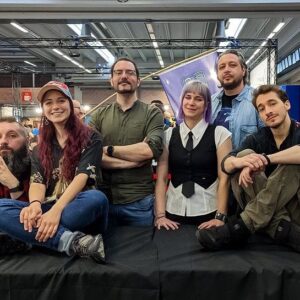 Giulia Bersani Instagram - E anche il play di Modena è andato! Quest’anno meno caldo e un po’ più bagnato! Avrei così tante cose da dire e da raccontare di questa edizione, ogni foto necessiterebbe di una descrizione a parte ma mi limito a ringraziare tutte le persone che ne hanno preso parte!
Che dire: sono tornata a casa STANCA, molto STANCA ma contenta! 
Ho beccato un sacco di persone, sono più o meno riuscita a scambiare qualche chiacchiera con tutti, anche se mai abbastanza, purtroppo… C’è sempre troppo poco tempo a disposizione e troppe persone! 🥲 ho un rapporto di amore e odio con ‘ste maledette fiere! Voglio vedere persone e parlare con loro! Ma poi sono troppo stanca per farlo. Soprattutto  mi manca la voce per farlo! 🥲comunque best fiera, avrei voluto girare  di più e comprare più roba… nell’effettivonpn son riuscita a prendere niente anche se volevo mille dadi e altrettanti manuali!  Spero sarà per la prossima…
Come sempre ringrazio tanto @inntaleofficial  per la permanenza meravigliosa!
Ah dimenticavo, è uscito si oscuro signore edizione Luxastra, voi lo avete comprato vero?

#modenaplay #playdimodena #inntale #giochini #sioscurosignore
