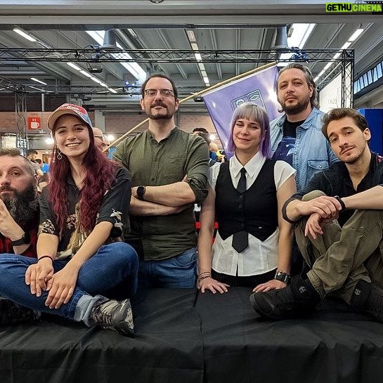 Giulia Bersani - 2.6K Likes - E anche il play di Modena è andato! Quest’anno meno caldo e un po’ più bagnato! Avrei così tante cose da dire e da raccontare di questa edizione, ogni foto necessiterebbe di una descrizione a parte ma mi limito a ringraziare tutte le persone che ne hanno preso parte!
Che dire: sono tornata a casa STANCA, molto STANCA ma contenta!
Ho beccato un sacco di persone, sono più o meno riuscita a scambiare qualche chiacchiera con tutti, anche se mai abbastanza, purtroppo… C’è sempre troppo poco tempo a disposizione e troppe persone! 🥲 ho un rapporto di amore e odio con ‘ste maledette fiere! Voglio vedere persone e parlare con loro! Ma poi sono troppo stanca per farlo. Soprattutto mi manca la voce per farlo! 🥲comunque best fiera, avrei voluto girare di più e comprare più roba… nell’effettivonpn son riuscita a prendere niente anche se volevo mille dadi e altrettanti manuali! Spero sarà per la prossima…
Come sempre ringrazio tanto @inntaleofficial per la permanenza meravigliosa!
Ah dimenticavo, è uscito si oscuro signore edizione Luxastra, voi lo avete comprato vero?
#modenaplay #playdimodena #inntale #giochini #sioscurosignore