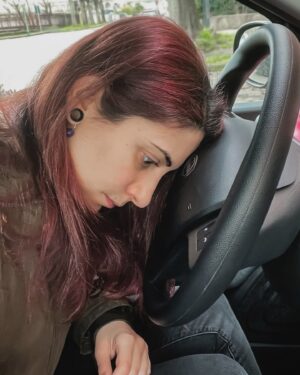 Giulia Bersani Instagram - Ragazzi scusate, mi sapete dire dov’è il tasto ‘incomincia nuova vita’? Non lo trovo da nessuna parte! Questa l’ho mandata un po’ in vacca e vorrei ricominciare.

Altra domanda: Perché anche se farmo un casino di punti esperienza non riesco a salire di livello? 😭

E ancora, perché anche se vado a dormire la mia stamina non sale? Credo di essere buggata! 

Anche la barra dei soldi è buggata, non salgono mai! Questa partita è un disastro!

#stanchezza #mainizioavederelaluce #prestoritornoattivagiuro