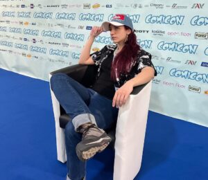 Giulia Bersani Instagram - Che dire, anche per quest’anno il @comiconitalia  è giunto al termine, è stata come sempre un’esperienza bellissima che devo a tutti quanti voi:
Ai miei compagni di viaggio e a tutte le fantastiche persone che ho incontrato e conosciuto là!
Non ho molto da dire se non che il primo giorno non l’ho praticamente vissuto essendo stata non poco male la sera prima e che sono molto triste di non aver assistito alla vittoria del Napoli domenica! Figo perché tutti sono scappati e mi son riuscita a girare la fiera… Però avrei tanto voluto assistere ai festeggiamenti!
Anche quest’anno ho avuto l’onore di mangiare la pizza e la pasta fritta, e ho scoperto la mozzarella in carrozza! Che buona madonna, è già diventata la mia cosa preferita!

Ora partono i ringraziamenti! 
Ad @inntaleofficial  per essere stati degli ottimo compagni di viaggio come sempre!
Ad arkadia.agency che non posso menzionare per l’ospitalità e per la gentilezza.
E a tutte le belle personcine che sono passate a salutarci!
Grazie davvero, ci vediamo l’anno prossimo! ❤️ #comicon #napolicomicon #inntale #navigavia  #napoli