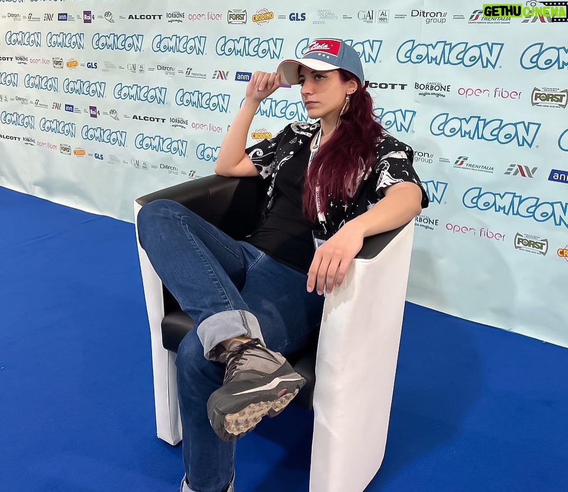 Giulia Bersani - 2.5K Likes - Che dire, anche per quest’anno il @comiconitalia è giunto al termine, è stata come sempre un’esperienza bellissima che devo a tutti quanti voi:
Ai miei compagni di viaggio e a tutte le fantastiche persone che ho incontrato e conosciuto là!
Non ho molto da dire se non che il primo giorno non l’ho praticamente vissuto essendo stata non poco male la sera prima e che sono molto triste di non aver assistito alla vittoria del Napoli domenica! Figo perché tutti sono scappati e mi son riuscita a girare la fiera… Però avrei tanto voluto assistere ai festeggiamenti!
Anche quest’anno ho avuto l’onore di mangiare la pizza e la pasta fritta, e ho scoperto la mozzarella in carrozza! Che buona madonna, è già diventata la mia cosa preferita!
Ora partono i ringraziamenti!
Ad @inntaleofficial per essere stati degli ottimo compagni di viaggio come sempre!
Ad arkadia.agency che non posso menzionare per l’ospitalità e per la gentilezza.
E a tutte le belle personcine che sono passate a salutarci!
Grazie davvero, ci vediamo l’anno prossimo! ❤️ #comicon #napolicomicon #inntale #navigavia #napoli