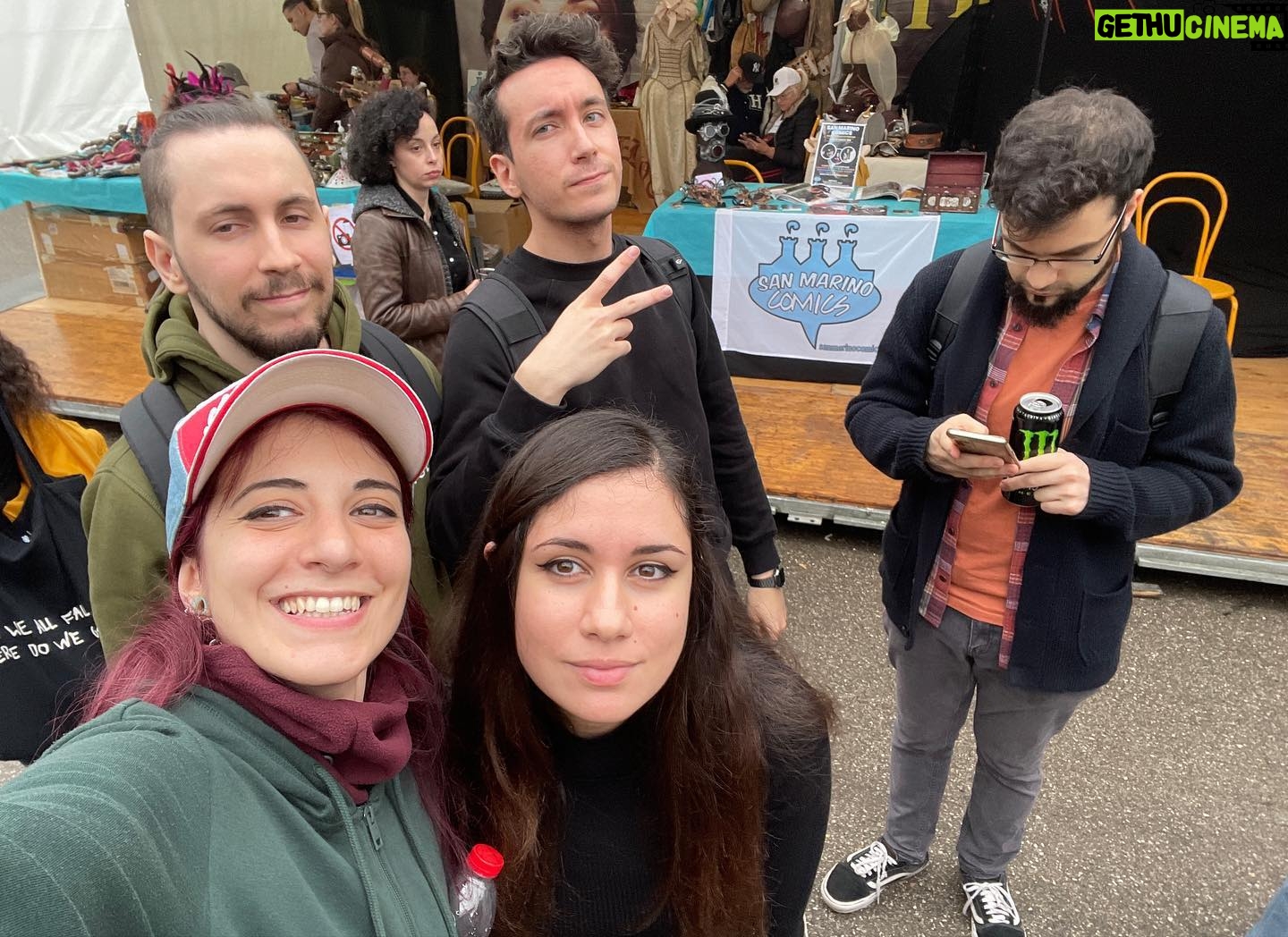 Giulia Bersani - 2.6K Likes - E anche il play di Modena è andato! Quest’anno meno caldo e un po’ più bagnato! Avrei così tante cose da dire e da raccontare di questa edizione, ogni foto necessiterebbe di una descrizione a parte ma mi limito a ringraziare tutte le persone che ne hanno preso parte!
Che dire: sono tornata a casa STANCA, molto STANCA ma contenta!
Ho beccato un sacco di persone, sono più o meno riuscita a scambiare qualche chiacchiera con tutti, anche se mai abbastanza, purtroppo… C’è sempre troppo poco tempo a disposizione e troppe persone! 🥲 ho un rapporto di amore e odio con ‘ste maledette fiere! Voglio vedere persone e parlare con loro! Ma poi sono troppo stanca per farlo. Soprattutto mi manca la voce per farlo! 🥲comunque best fiera, avrei voluto girare di più e comprare più roba… nell’effettivonpn son riuscita a prendere niente anche se volevo mille dadi e altrettanti manuali! Spero sarà per la prossima…
Come sempre ringrazio tanto @inntaleofficial per la permanenza meravigliosa!
Ah dimenticavo, è uscito si oscuro signore edizione Luxastra, voi lo avete comprato vero?
#modenaplay #playdimodena #inntale #giochini #sioscurosignore