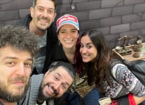 Giulia Bersani Instagram - E anche il play di Modena è andato! Quest’anno meno caldo e un po’ più bagnato! Avrei così tante cose da dire e da raccontare di questa edizione, ogni foto necessiterebbe di una descrizione a parte ma mi limito a ringraziare tutte le persone che ne hanno preso parte!
Che dire: sono tornata a casa STANCA, molto STANCA ma contenta! 
Ho beccato un sacco di persone, sono più o meno riuscita a scambiare qualche chiacchiera con tutti, anche se mai abbastanza, purtroppo… C’è sempre troppo poco tempo a disposizione e troppe persone! 🥲 ho un rapporto di amore e odio con ‘ste maledette fiere! Voglio vedere persone e parlare con loro! Ma poi sono troppo stanca per farlo. Soprattutto  mi manca la voce per farlo! 🥲comunque best fiera, avrei voluto girare  di più e comprare più roba… nell’effettivonpn son riuscita a prendere niente anche se volevo mille dadi e altrettanti manuali!  Spero sarà per la prossima…
Come sempre ringrazio tanto @inntaleofficial  per la permanenza meravigliosa!
Ah dimenticavo, è uscito si oscuro signore edizione Luxastra, voi lo avete comprato vero?

#modenaplay #playdimodena #inntale #giochini #sioscurosignore