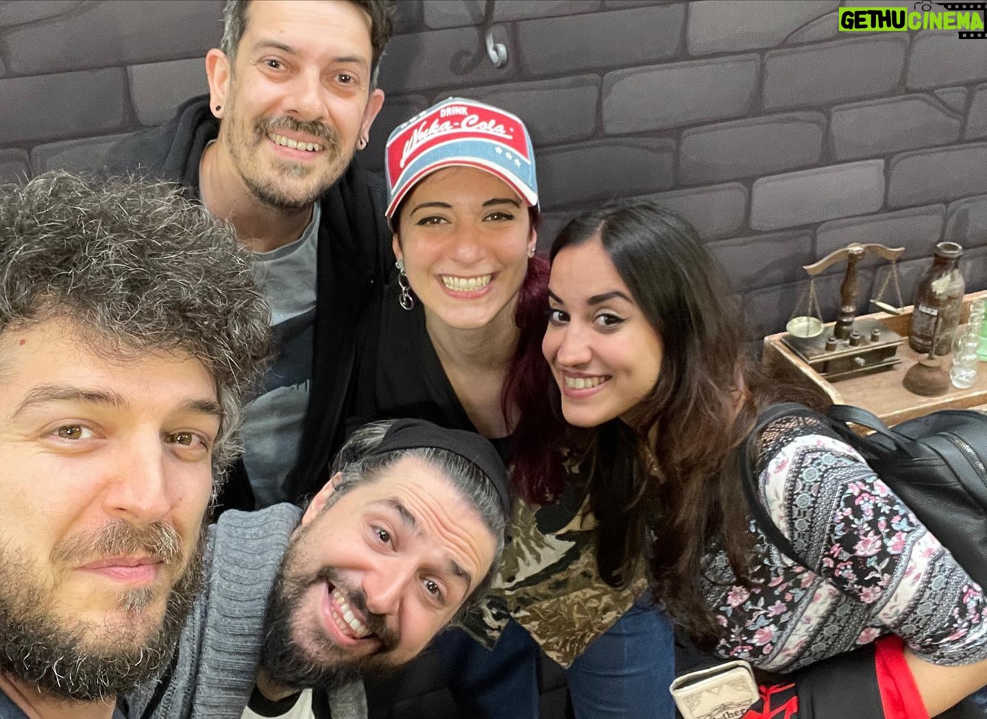 Giulia Bersani - 2.6K Likes - E anche il play di Modena è andato! Quest’anno meno caldo e un po’ più bagnato! Avrei così tante cose da dire e da raccontare di questa edizione, ogni foto necessiterebbe di una descrizione a parte ma mi limito a ringraziare tutte le persone che ne hanno preso parte!
Che dire: sono tornata a casa STANCA, molto STANCA ma contenta!
Ho beccato un sacco di persone, sono più o meno riuscita a scambiare qualche chiacchiera con tutti, anche se mai abbastanza, purtroppo… C’è sempre troppo poco tempo a disposizione e troppe persone! 🥲 ho un rapporto di amore e odio con ‘ste maledette fiere! Voglio vedere persone e parlare con loro! Ma poi sono troppo stanca per farlo. Soprattutto mi manca la voce per farlo! 🥲comunque best fiera, avrei voluto girare di più e comprare più roba… nell’effettivonpn son riuscita a prendere niente anche se volevo mille dadi e altrettanti manuali! Spero sarà per la prossima…
Come sempre ringrazio tanto @inntaleofficial per la permanenza meravigliosa!
Ah dimenticavo, è uscito si oscuro signore edizione Luxastra, voi lo avete comprato vero?
#modenaplay #playdimodena #inntale #giochini #sioscurosignore