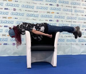 Giulia Bersani Instagram - Che dire, anche per quest’anno il @comiconitalia  è giunto al termine, è stata come sempre un’esperienza bellissima che devo a tutti quanti voi:
Ai miei compagni di viaggio e a tutte le fantastiche persone che ho incontrato e conosciuto là!
Non ho molto da dire se non che il primo giorno non l’ho praticamente vissuto essendo stata non poco male la sera prima e che sono molto triste di non aver assistito alla vittoria del Napoli domenica! Figo perché tutti sono scappati e mi son riuscita a girare la fiera… Però avrei tanto voluto assistere ai festeggiamenti!
Anche quest’anno ho avuto l’onore di mangiare la pizza e la pasta fritta, e ho scoperto la mozzarella in carrozza! Che buona madonna, è già diventata la mia cosa preferita!

Ora partono i ringraziamenti! 
Ad @inntaleofficial  per essere stati degli ottimo compagni di viaggio come sempre!
Ad arkadia.agency che non posso menzionare per l’ospitalità e per la gentilezza.
E a tutte le belle personcine che sono passate a salutarci!
Grazie davvero, ci vediamo l’anno prossimo! ❤️ #comicon #napolicomicon #inntale #navigavia  #napoli
