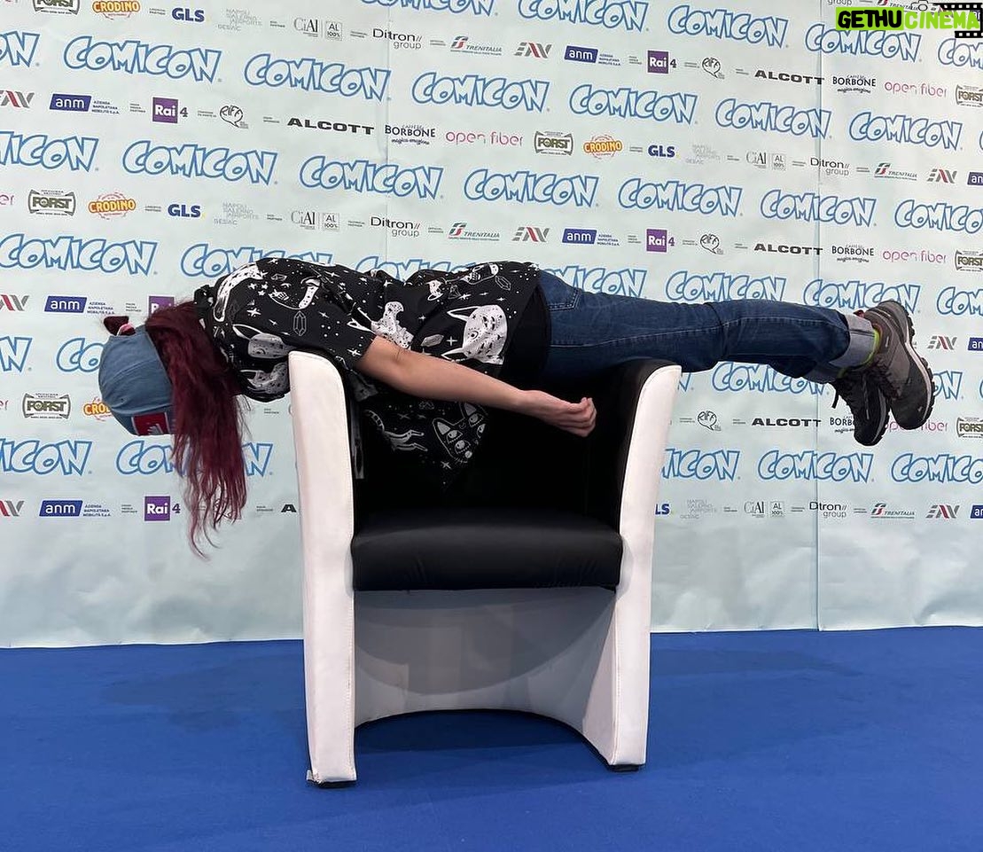 Giulia Bersani - 2.5K Likes - Che dire, anche per quest’anno il @comiconitalia è giunto al termine, è stata come sempre un’esperienza bellissima che devo a tutti quanti voi:
Ai miei compagni di viaggio e a tutte le fantastiche persone che ho incontrato e conosciuto là!
Non ho molto da dire se non che il primo giorno non l’ho praticamente vissuto essendo stata non poco male la sera prima e che sono molto triste di non aver assistito alla vittoria del Napoli domenica! Figo perché tutti sono scappati e mi son riuscita a girare la fiera… Però avrei tanto voluto assistere ai festeggiamenti!
Anche quest’anno ho avuto l’onore di mangiare la pizza e la pasta fritta, e ho scoperto la mozzarella in carrozza! Che buona madonna, è già diventata la mia cosa preferita!
Ora partono i ringraziamenti!
Ad @inntaleofficial per essere stati degli ottimo compagni di viaggio come sempre!
Ad arkadia.agency che non posso menzionare per l’ospitalità e per la gentilezza.
E a tutte le belle personcine che sono passate a salutarci!
Grazie davvero, ci vediamo l’anno prossimo! ❤️ #comicon #napolicomicon #inntale #navigavia #napoli