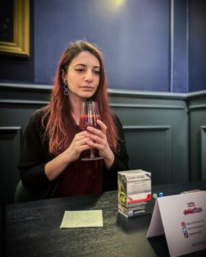 Giulia Bersani Instagram - Ah già buona Pasqua, Pasquetta e qualunque cosa per voi significhi questo weekend allungato! 
Mi auguro abbiate passato delle belle giornate di sole e vi siate sfondati di corpo e sangue di cristo proprio come ho fatto io! 
La Primavera è inoltrata e le giornate iniziano ad essere stupende! Mi raccomando, siate sempre sorridenti che la vita è fantastica e adesso che Gesù è diventato non morto non c’è più nulla di cui preoccuparsi!
#Sangriaisthenewsanguedicristo #magariavessipassatolapasquaabere #invecelhopassataconlemiepersonepreferite #questopostèSARCASTICO #nonvistoistigandoallALCOLISMO #NONvogliobuttarmisottounTRENO