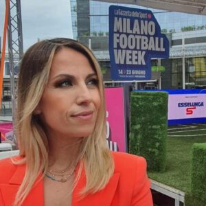 Giulia Mizzoni Instagram - Ciao Milano 👋🏻❤️

Thanks to @gazzettadellosport 
Hair and make-up @eleglamour_makeup_ 💄

#milanofootballweek 
#gazzettadellosport 
#milano 
#football 
#giornalismosportivo