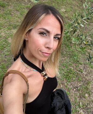 Giulia Mizzoni Instagram - Stare bene 💚🌳🍷 

#family 
#love 
#happiness 
#qualitytime 
#weekend 
#valdorcia