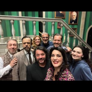 Giulia Ottonello Instagram - ✨#IlMisterodellAssassinoMisterioso ha concluso questa sua nuova stagione domenica scorsa al @teatroolimpicoroma , sono passati pochissimi giorni e già mi manca. Ho adorato tutto e sono davvero grata di aver fatto parte di questa meravigliosa avventura 🤩✨✨✨ Grazie a tutti di vero cuore 🙏❤️😘 
Mi mancava un po’ il teatro e non avrei potuto sperare di meglio nel tornare sul palco. L’affetto e la partecipazione delle migliaia di persone che sono venute a vedere questo meraviglioso spettacolo, sono stati a dir poco incredibili.
Il gruppo con cui ho condiviso questa spassosissima esperienza di grande crescita, ha superato anche lei mie più ottimistiche speranze 💖✨✨✨Grazie grazie Grazieee 😂
@lillo_e_greg 
@lillopetrolo 
@greg_claudiogregori 
@vania_dellabidia 
@fiorini69 
@luckytobeluca 
@claudiopiccolotto 
@robertoimbriale ✨