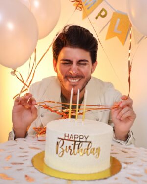 Giulio Mottola Instagram - Nací un viernes del 89. Hoy, celebro otro cumpleaños junto a ti. Por cierto, aprovecho de invitarte a ver mi nuevo videoclip en YouTube. ¡Gracias por formar parte de mi vida! ❤️‍🩹🥹🥳

#happybirthdaytome