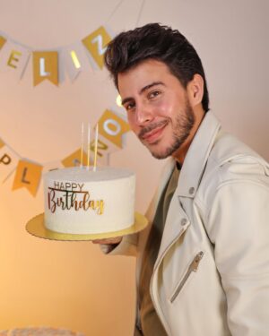 Giulio Mottola Instagram - Nací un viernes del 89. Hoy, celebro otro cumpleaños junto a ti. Por cierto, aprovecho de invitarte a ver mi nuevo videoclip en YouTube. ¡Gracias por formar parte de mi vida! ❤️‍🩹🥹🥳

#happybirthdaytome