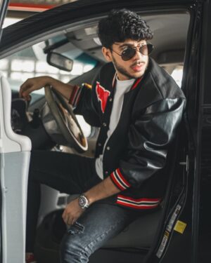 Giulio Mottola Instagram - Encuentra un motivo para despejar tu mente y, si vas en un buen carro, mucho mejor🔥