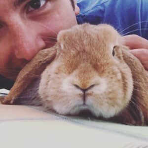 Giuseppe Greco Instagram - Oggi sono qui per parlarvi con il cuore in mano.
È' un periodo in cui vari problemi di salute che mi porto dietro da anni mi impediscono di avere le energie necessarie per lavorare al meglio forse prima o poi vi racconterò anche questa cosa, sto cercando di dedicare tutto il mio tempo, almeno a far sì che tutti i progetti Mates vadano a compimento com'è giusto che sia.I miei problemi non devono essere un impedimento per tutto il gruppo!
È' un periodo anche sfortunato perché stanotte e' venuta a mancare questa piccolina, lei si chiama Cocca molti di voi la conoscono, gli animali ti danno tanto e quando se ne vanno se ne va una piccola parte di te... A differenza degli umani con piccoli gesti ti sanno regalare emozioni e questo forse noi lo abbiamo perso con il tempo! 
Inoltre volevo parlare della questione di ieri della mia ragazza, che ha cancellato il profilo. 
Lei non appartiene a questo mondo non usa i social e non conosce logicamente come funziona tutto questo, voleva solo provare a condividere qualcosa con me di questa avventura, visto che stiamo insieme da tanti anni. Gli spiegherò che questo mondo ha tanti pregi, mi riempie di emozioni ogni giorno ma c'è anche tanta feccia, tanti ragazzi che non sanno cosa sia l'educazione che forse dovrebbero imparare le buone maniere o forse dovrebbero solo crescere e capire che la critica e' giusta ma aprire la bocca solo per sparare cazzate non porta a niente nella vita.
Imparate a rispettare gli altri se voi volete che gli altri vi rispettino, una cosa può non piacere può essere soggetta a critica ma questo non vi da il permesso di essere irrispettosi nei confronti delle persone che non conoscete o del lavoro altrui.
Vedrò con lei cosa fare e se magari avrà voglia né aprirà un altro!
Penso di avervi annoiato fin troppo ma registrare un video non mi andava,penso che essere un creator sul web vuol dire anche questo , raccontare ciò che si è o che si prova e sperare di comunicare qualcosa. 
Spero abbiate capito ciò che vi voglio comunicare.
Concludo dicendo che cercherò di rimettermi fisicamente e mentalmente.Come sempre darò tutto me stesso sempre!
Il messaggio completo lo trovate su FB non centrava!
#tivogliobenecocca