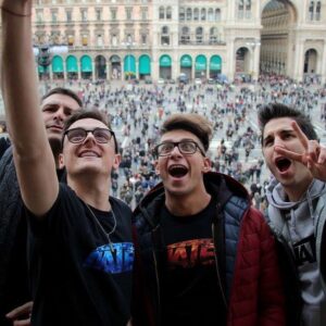 Giuseppe Greco Instagram - Ragazzi è uscito un video sul canale correte a vederlo!
#matesyt #matesitalia @matesyt @vegasyt @stefanolepri @surrealpower @lookatsascha 
Bastardo Surry che mi copre con la mano!