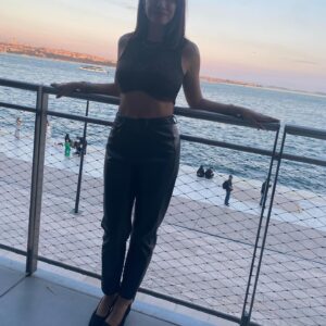 Gizem Soysaldı Instagram - Şahane bir geceye ev sahipliği yapanlar @zeynepatakan @cansubel @loonybinsblog @fer.etkilesim @istanbulmodern @restoranmodern_  ve geceyi güzelleştiren @gulsahbuktur 💜
