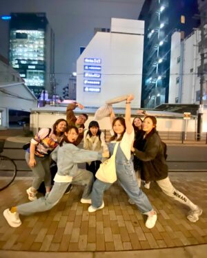 Gladys Li Instagram - 多謝多謝多謝! 多謝所有恨駕嘅觀眾嘅支持 將我哋送去大阪
希望下次可以恨駕去德國or 冰島or anywhere around the world
辛苦哂this amazing crew 話說我哋架車有個walkie 可以同crew車聯繫 開咗車五分鐘walkie已經無人應 因為全部攰到訓哂覺d(^_^o)
anyway fun trip and hope you guys enjoy the show!★彡
