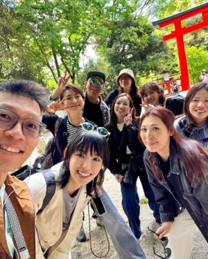 Gladys Li Instagram - 多謝多謝多謝! 多謝所有恨駕嘅觀眾嘅支持 將我哋送去大阪
希望下次可以恨駕去德國or 冰島or anywhere around the world
辛苦哂this amazing crew 話說我哋架車有個walkie 可以同crew車聯繫 開咗車五分鐘walkie已經無人應 因為全部攰到訓哂覺d(^_^o)
anyway fun trip and hope you guys enjoy the show!★彡