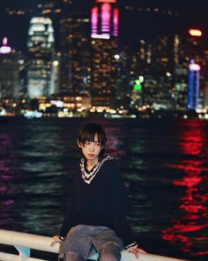 Gladys Li Instagram - 很像差一點什麼

每次回想起
都感到有點憂愁
生活裏遇到失意的事
人生中遇上不同的難關
現實裏那些大大小小的問題
想著想著
又會變得很脆弱
讓自己徘徊在情緒之間

有時候
其實沒有放不下的情緒
只有放不下的你

對的
原來是差一點正能量
差一點快樂
-
Artist: @gladys.li 
📸: @dangraphy_ #Danieology 
-
#hongkong #ifyouknowyouknow #moody #staypositive #stayhappy #night #nightphotography #portrait #portraitphotography #canonhk #hkig  #emotions #emo