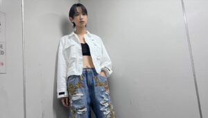 Gladys Li Instagram - 我記得好耐之前有人喺你問我答問過我 「最中意自己邊首歌?」我答下一首 不是懶有型 我最喜歡的就係呢首歌 只係無諗過 等咗咁耐佢先可以同大家見面

首先要多謝 @gilitteleung 如果唔係佢本身都無得開始呢個project(´･ω･`)
呢首歌 無論係寫定係錄 都係前所未有地咁好玩同輕鬆 @sotoc thankyou! (記住聽下牛頭角小春in the background) 
@chungsaid 第一次合作多多指教 下次一齊唱xd

also s/o to @cow10_ 識咗咁耐第一次合作 thankyou for creating the perfect visuals for this song 
and also s/o to the whole mv team i truly appreciate everyones hardwork esp the art n cg 
大癲 無諗過我嘅mv can afford green screen xddddd

last but not least s/o to my 扮靚靚team angel, ziv, nam (遙距支持), and sam拍到行屍走肉咁thanks so much:’))))) 

我打完呢段captions 應該都差唔多00:00 《00000》is out now!☆

if not 可以睇住low res bts first, i have no idea why the quality is so bad and i could not find the original but ok la xd