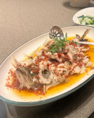Gladys Li Instagram - 想分享在北京的超豪華用餐體驗~ 因為人數眾多的關係 經常用包廂 literally eating like a boss 每次入房都嚇一跳 個人認為 咁多度菜的mvp 是脆皮鴨壽司(自己改嘅名xd) 口感層次非常豐富 皮脆 但油香給下面的脆脆吸收了 令我感受到長達五分鐘的口腔高潮 
還有2015年得獎的魚 香滑 有魚香 無骨 我估佢加咗啲梅中和咗魚腥帶出清甜感覺
作為打邊爐之鬼 食羊配麻醬ok 牛普通