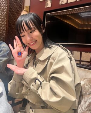 Gladys Li Instagram - 想分享在北京的超豪華用餐體驗~ 因為人數眾多的關係 經常用包廂 literally eating like a boss 每次入房都嚇一跳 個人認為 咁多度菜的mvp 是脆皮鴨壽司(自己改嘅名xd) 口感層次非常豐富 皮脆 但油香給下面的脆脆吸收了 令我感受到長達五分鐘的口腔高潮 
還有2015年得獎的魚 香滑 有魚香 無骨 我估佢加咗啲梅中和咗魚腥帶出清甜感覺
作為打邊爐之鬼 食羊配麻醬ok 牛普通