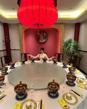 Gladys Li Instagram - 想分享在北京的超豪華用餐體驗~ 因為人數眾多的關係 經常用包廂 literally eating like a boss 每次入房都嚇一跳 個人認為 咁多度菜的mvp 是脆皮鴨壽司(自己改嘅名xd) 口感層次非常豐富 皮脆 但油香給下面的脆脆吸收了 令我感受到長達五分鐘的口腔高潮 
還有2015年得獎的魚 香滑 有魚香 無骨 我估佢加咗啲梅中和咗魚腥帶出清甜感覺
作為打邊爐之鬼 食羊配麻醬ok 牛普通