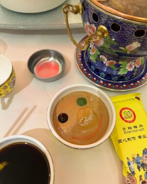 Gladys Li Instagram - 想分享在北京的超豪華用餐體驗~ 因為人數眾多的關係 經常用包廂 literally eating like a boss 每次入房都嚇一跳 個人認為 咁多度菜的mvp 是脆皮鴨壽司(自己改嘅名xd) 口感層次非常豐富 皮脆 但油香給下面的脆脆吸收了 令我感受到長達五分鐘的口腔高潮 
還有2015年得獎的魚 香滑 有魚香 無骨 我估佢加咗啲梅中和咗魚腥帶出清甜感覺
作為打邊爐之鬼 食羊配麻醬ok 牛普通