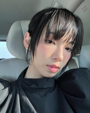 Gladys Li Instagram - 很榮幸能到北京國際電影節走紅地氈 這趟認識了好多新朋友 吃了好多美食 又跟北京的觀眾見面 hao kai xin yo ｖ（＾＿＾ｖ）♪

Look: @moschino
Heels: @jimmychoo
Jewellery: @damianiofficial
styled by @yoyokwans 
hair by @haffmancheng