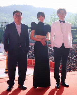 Gladys Li Instagram - 很榮幸能到北京國際電影節走紅地氈 這趟認識了好多新朋友 吃了好多美食 又跟北京的觀眾見面 hao kai xin yo ｖ（＾＿＾ｖ）♪

Look: @moschino
Heels: @jimmychoo
Jewellery: @damianiofficial
styled by @yoyokwans 
hair by @haffmancheng