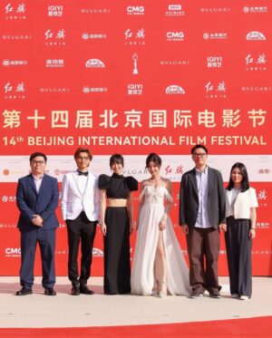 Gladys Li Instagram - 很榮幸能到北京國際電影節走紅地氈 這趟認識了好多新朋友 吃了好多美食 又跟北京的觀眾見面 hao kai xin yo ｖ（＾＿＾ｖ）♪

Look: @moschino
Heels: @jimmychoo
Jewellery: @damianiofficial
styled by @yoyokwans 
hair by @haffmancheng