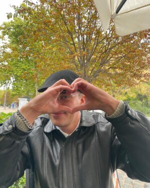 Gleb Abrosimov Instagram - El día de hoy 🥶 no está con el mismo mood que yo😀, muchas gracias a todos por el apoyo y por el recibimiento… 🫶🏻🥹, всех люблю!!❤️