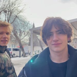 Gleb Kalyuzhny Instagram - чёрная весна 🖤

Благодарю каждого человека, с которым мне посчастливилось познакомиться и работать над этой замечательной картиной. Невероятно скучаю по вам, люблю, вдохновения всем и крепкого здоровья мои дорогие коллеги и друзья! 

Все серии доступны для просмотра на START - теперь и я наконец-то посмотрю 👁‍🗨