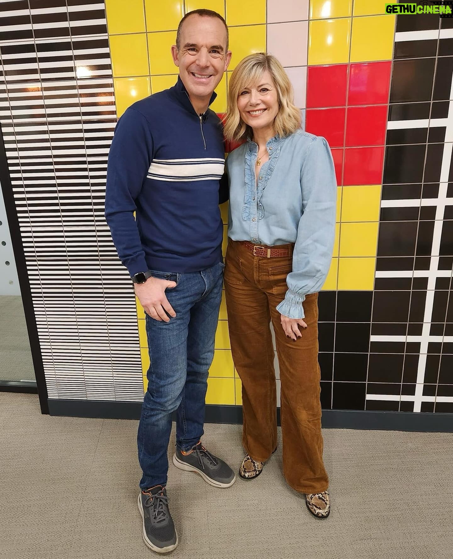 Glynis Barber - 1K Likes - Look who I met yesterday on @thismorning and who wanted a quick pic between segments!
What a lovely man. @martinlewismse #moneytalks