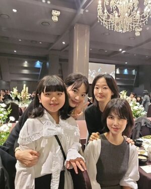Go Do-yeon Instagram - #일상스타그램💕🍮🍰🍦 
#아역배우고도연👧 
#유별나문셰프인연으로
#지금까지_본적없는_역대급_판타지
#차청화배우님♥ 결혼식
#신부넘~~이쁘다
#축하드려요💕 
#갯마을차차차인연으로
#유제원감독님뵙고
#신민아배우님 
#이봉련배우님 
#공민정배우님 
#반갑게맞아주셔서감사해요🙇‍♀️ 
#공진식구들 ^^

  조남숙이모  결혼식 🥰🥰🥰

결혼식장에서 갯마을 식구들까지 만나서 넘 💕💕💕
좋았습니다 
 유제원감독님 신민아배우님 이봉련배우님 공민정배우님 만나서 인사드리고 ...
사진까지 ...🌸🌸 
감사합니다 ^^

도연이 ~~ 💕💕👰‍♂️ 청화이모 넘 이쁘다며 ^^스크린에서 눈을....