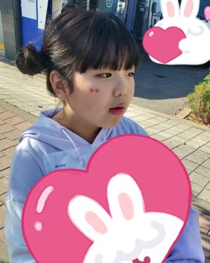 Go Do-yeon Instagram - #일상스타그램💕🍮🍰🍦 
#아역배우고도연👧 
#지난사진올리기😶
#즐거운학교생활🎶
#운동회룩 
#운동회피켓 직접 만들어 💕💕💕
#계주달리기
#오늘따라귀여워보이네☺️ 
#티셔츠크다잉 🤣🤣🤣
#미안해😭 
#잘하고와❤️ 

5학년이 되어 🎉 제대로된 운동회를 했어요 🥰🥰🥰
(1학년때는  운동회시작하자 30분만에 취소되었다는 방송 ..ㅠㅠ 코로나때문에 ..)
핏켓도 집에서 만들고 👏👏💕릴레이 달리기도 참여하고 🥰🥰🥰