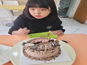 Go Do-yeon Instagram - #일상스타그램💕🍮🍰🍦 
#아역배우고도연👧 
#한글날🇰🇷 
#도연이생일🎂 
#홍대데이트 
#케익원데이클래스
#자기생일케익만들기
#좋아? 넹 ㅎㅎ

 도연아  생일 🎂 축하해 ^^
어제는 음력생일 오늘 양력 ㅠㅠ 
이틀연속 ~~^^ 힘들다 
케익안사고 만들어보고 싶다고 해서 홍대로 고고씽 💕💕💕